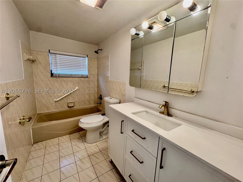 Photo of 719 Glenn Pkwy #E, Hollywood, FL 33021 (MLS # A12055796)