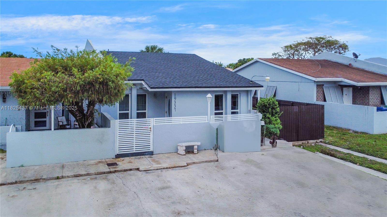 19337 NW 53 PLACE, Miami Gardens, FL, 33055/$465,000 2 19337 NW 53 PLACE