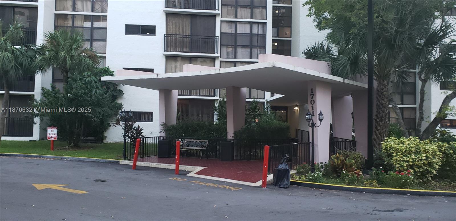 GREAT CONDO TWO BLOCKS FROM THE BEACH! Spacious condo with 2 bedrooms, 2 baths, fully equipped kitchen with stainless steel appliances, central air conditioner. The separate storage unit is not included. Steps from the beach! Much more! OWNER MOTIVATED! MAKE OFFERS!
