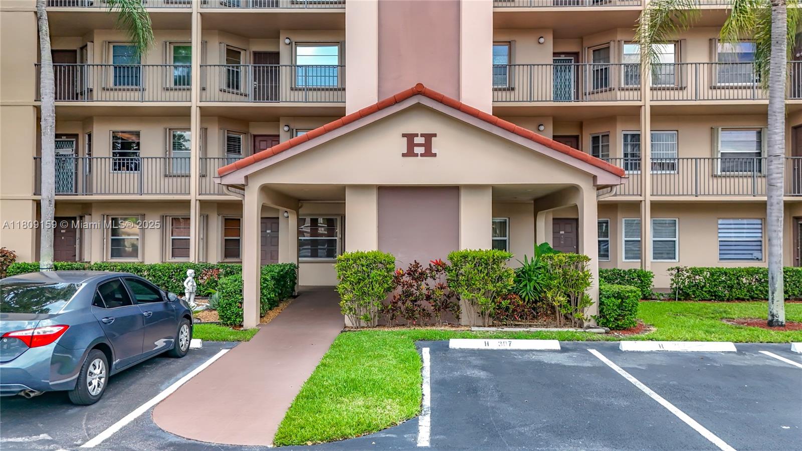 Property for Sale at 1100 Sw 130th Ave 111H, Pembroke Pines, Miami-Dade County, Florida - Bedrooms: 2 
Bathrooms: 2  - $320,000