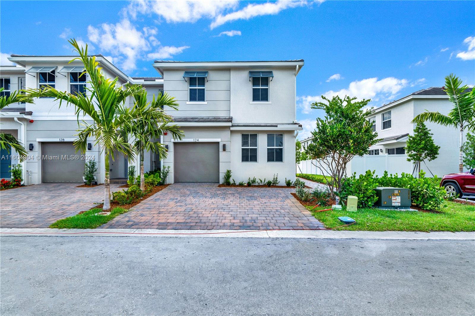 Beautiful and Contemporary newly constructed townhouse in Merrick Square. 04 Bedrooms and 03 bathrooms, tiled in first floor, Modern kitchen with stainless Steel Appliances and Quartz Countertop. Garage for 01 car and 02 more vehicles in driveway. Conveniently located near major highways, supermarket, hospital, schools, shopping center, restaurants and parks. Blinds i windows included ,  NO HOA APPROVAL REQUIRED