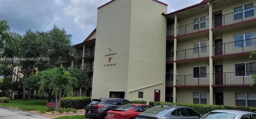 Remodeled Corner Unit.  Spacious and Elegant. Brand new kitchen,  Oversize master bedroom.  Clubhouse with fitness center.  Heated pools, tennis courts, walking trails.  On-site theater, billiards, and card rooms.  Complimentary shuttle service, social clubs, and more!
Beautiful VIEW!!!!!!