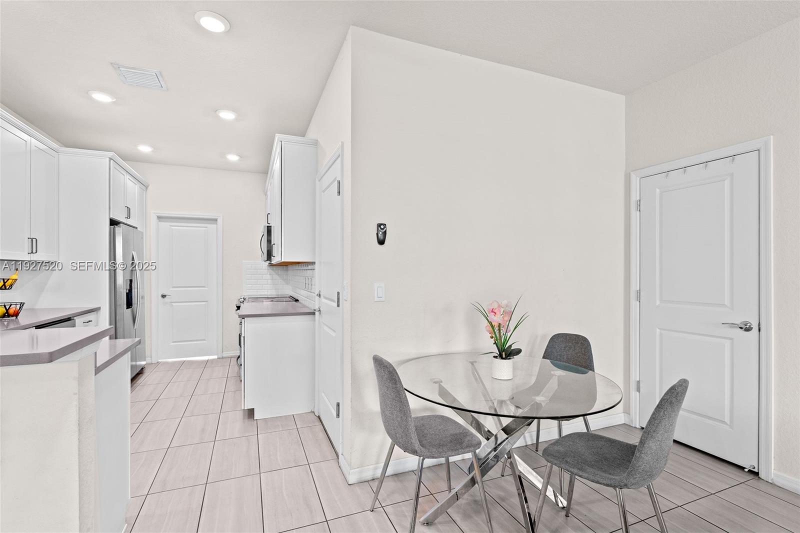 HILLCREST COUNTRY CLUB SO - Residential Lease