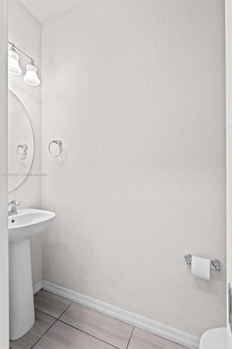 HILLCREST COUNTRY CLUB SO - Residential Lease