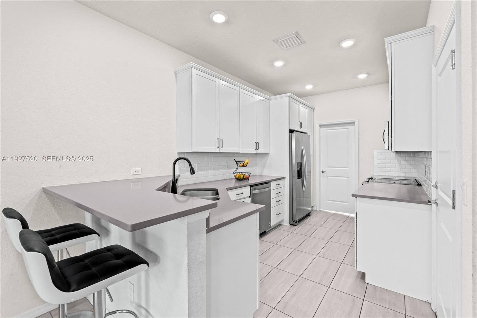 HILLCREST COUNTRY CLUB SO - Residential Lease