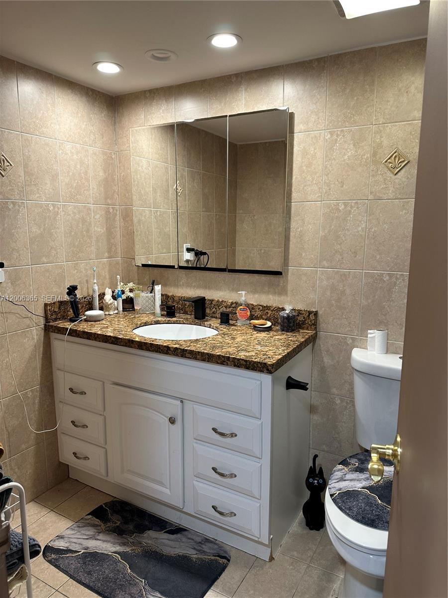 LAKE POINT TOWER CONDOMIN - Residential