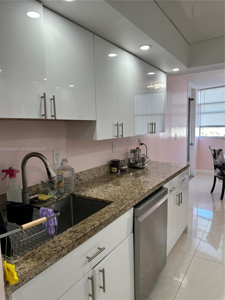 LAKE POINT TOWER CONDOMIN - Residential