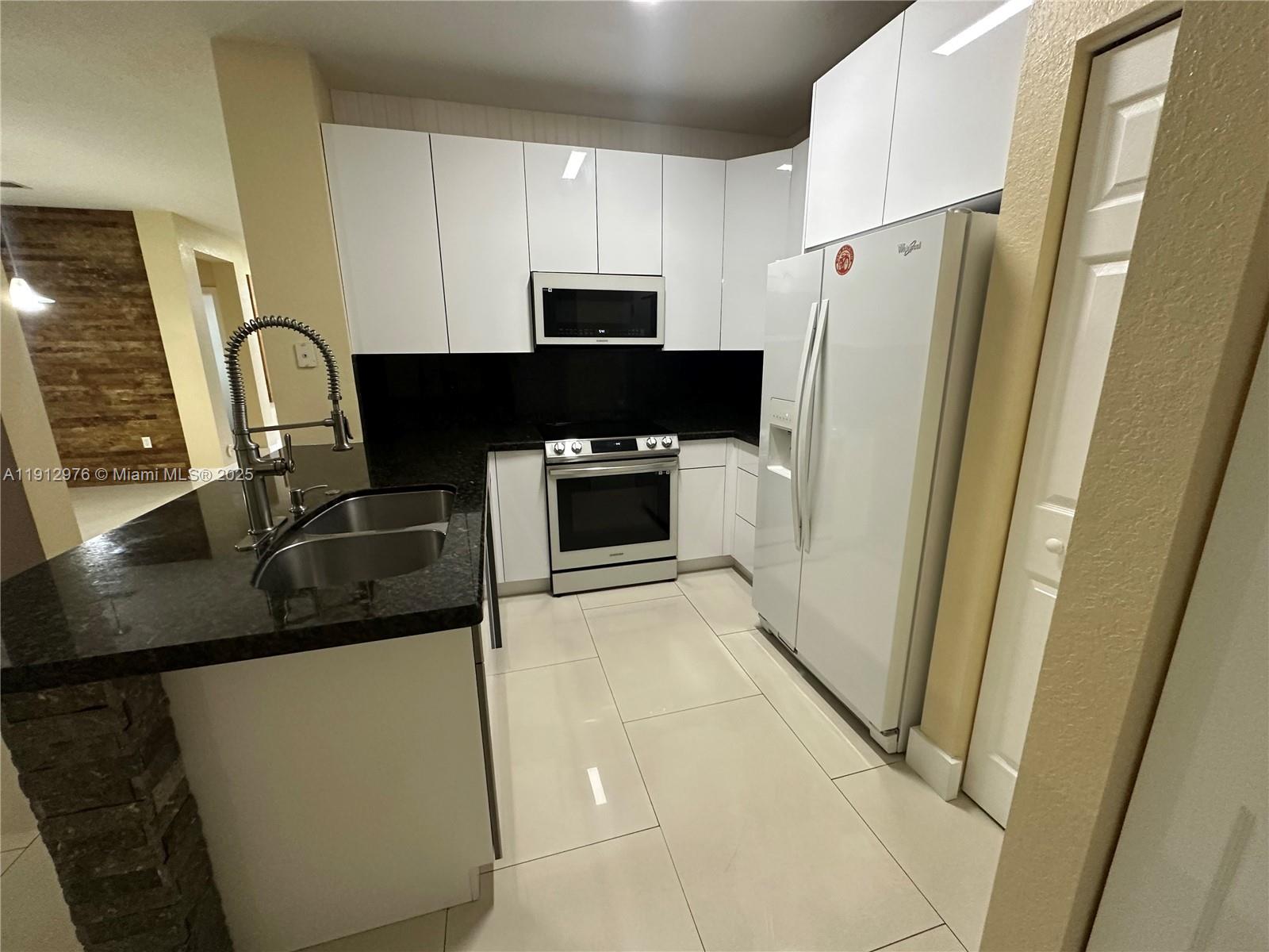 MANDARIN LAKES - Residential Lease