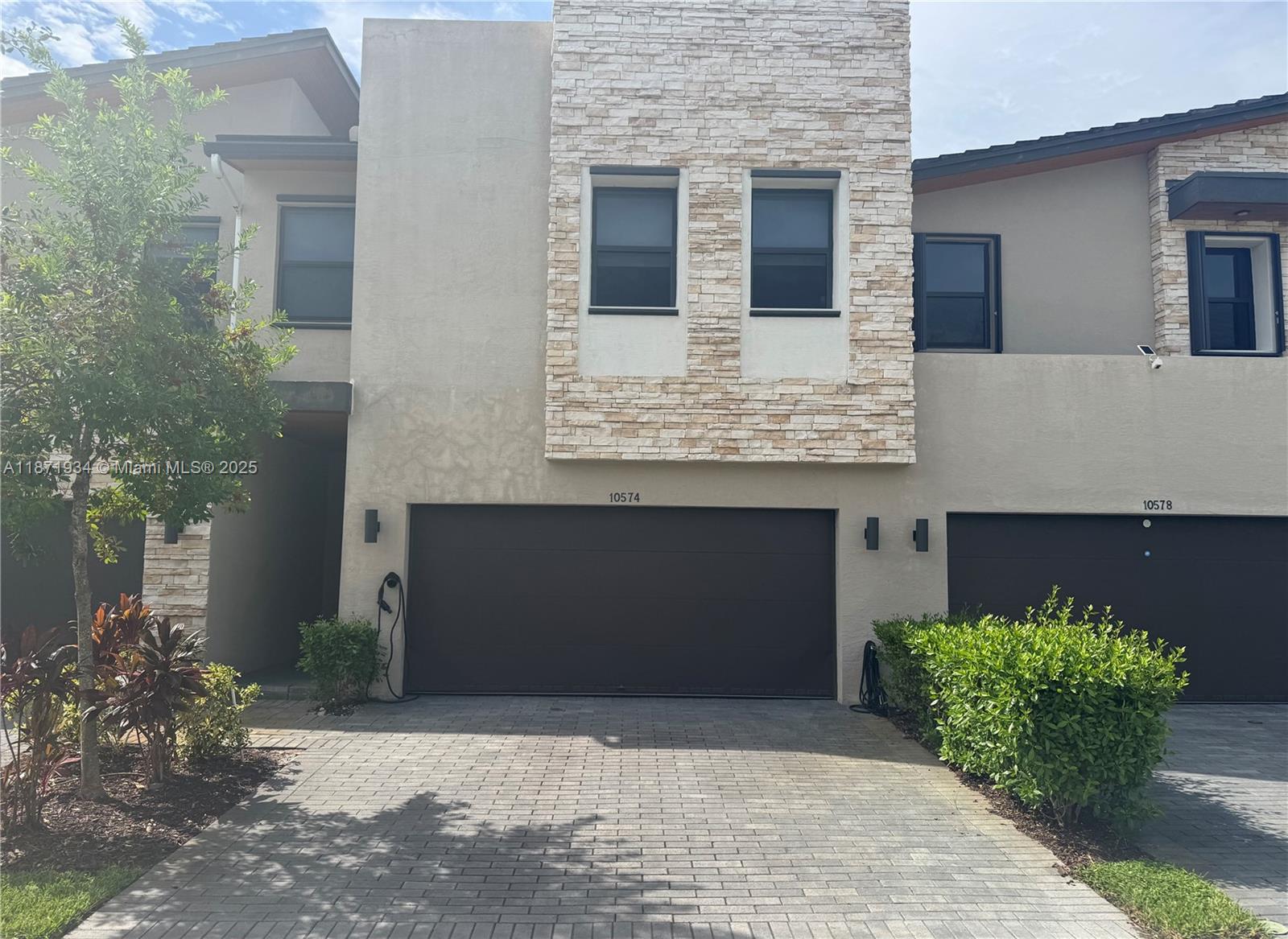 Beautiful 4-bedroom, 3.5-bathroom property located in the city of Doral. This residence blends elegance and comfort, offering spacious and functional areas for the entire family. Two-car garage with Tesla charger Private patio perfect for outdoor living Ceramic floors throughout the home Modern layout with bright and open spaces Prime location close to schools, parks, shopping centers, and major highways. An excellent opportunity to live in one of Doral’s most desirable communities!