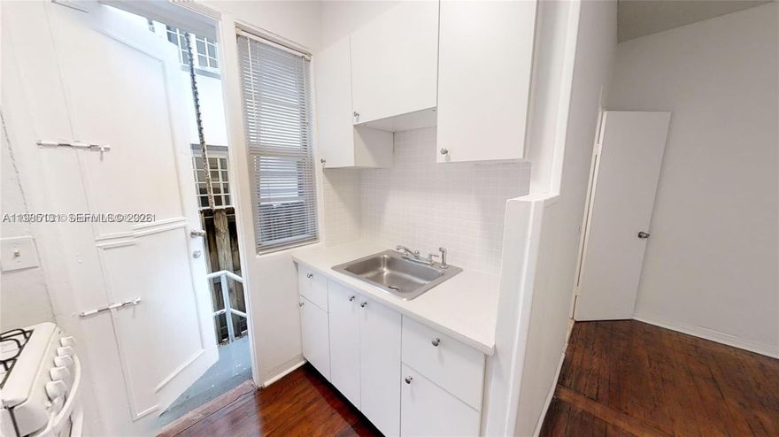 Gorgeous 1/1 in the heart of South Beach. Excellent conditions. Ready to move in. Near the beach and all the entertainment.