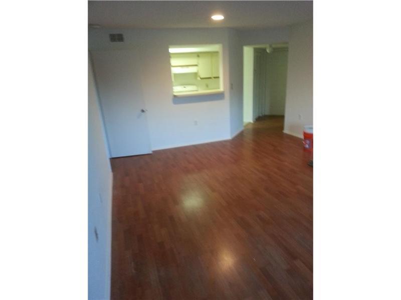 NICE AND SPACIOUS UNIT, GREAT LOCATION NO CARPET, WASHER/DRYER INSIDE