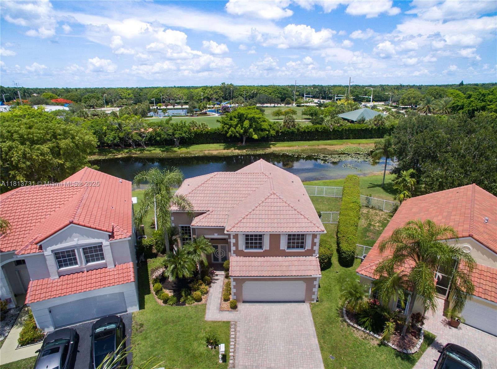 210 Somerset Way, Weston, Broward County, Florida - 4 Bedrooms  
3 Bathrooms - 