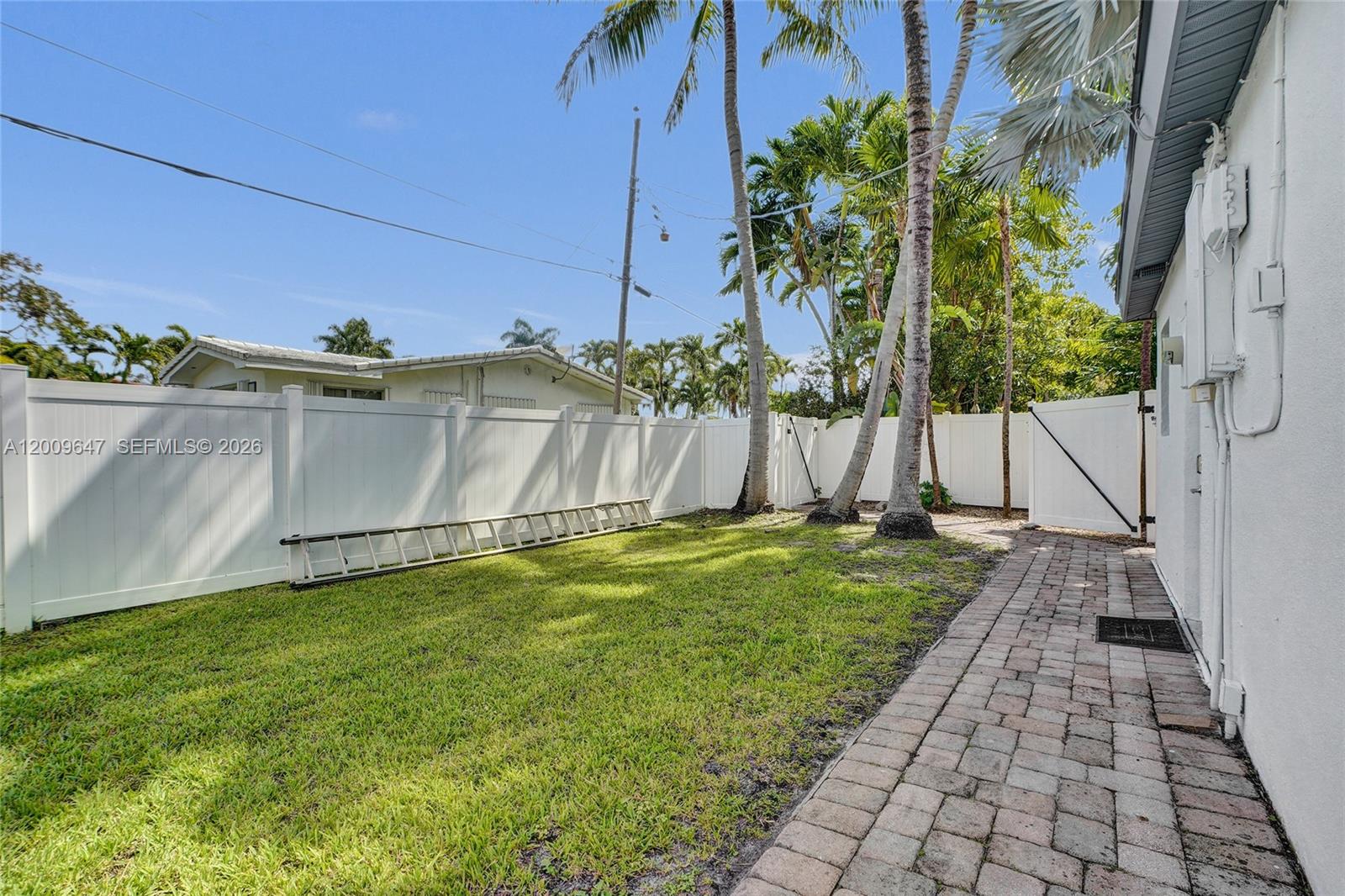 HOLLYWOOD LAKES SECTION - Residential