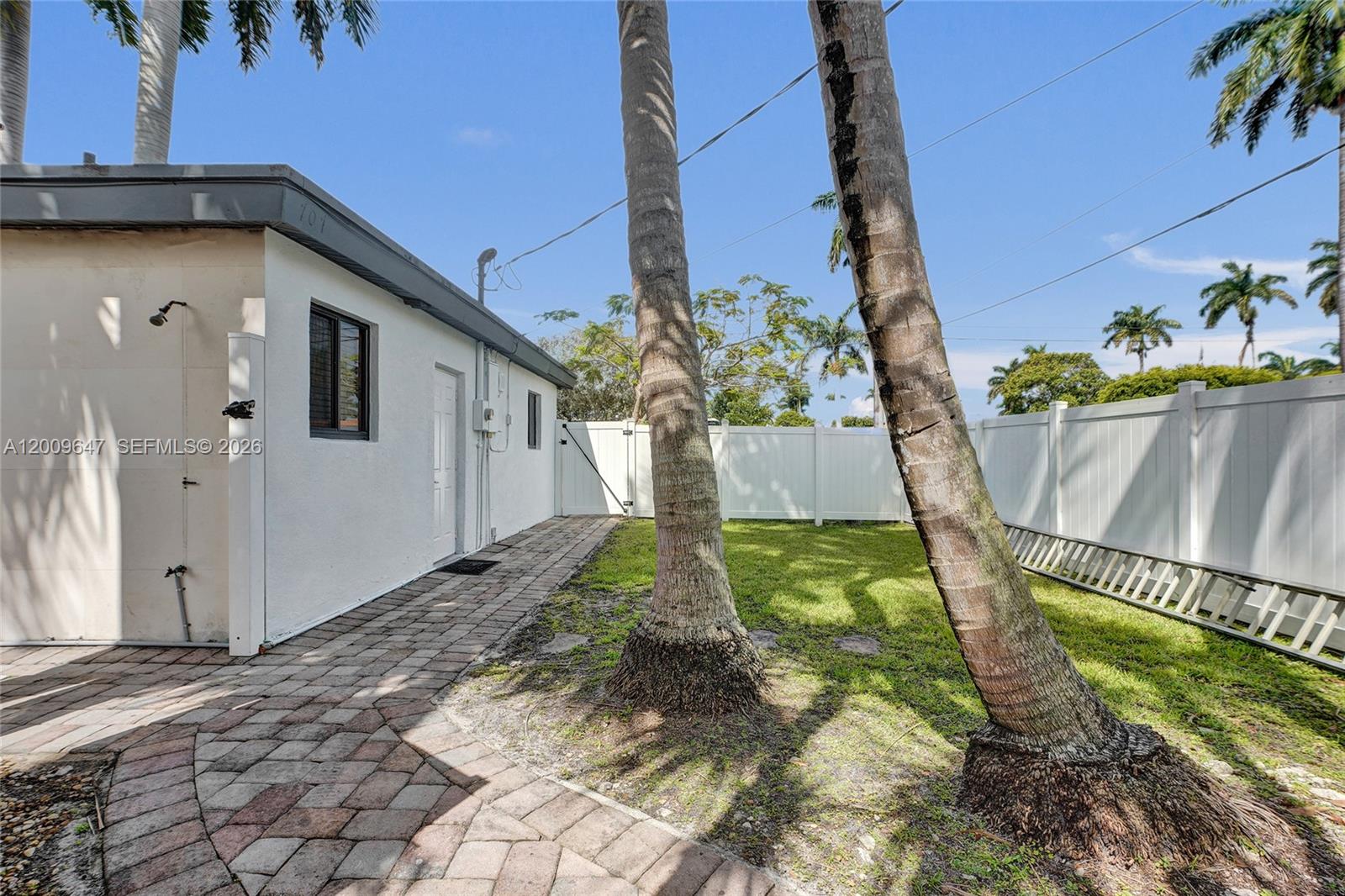 HOLLYWOOD LAKES SECTION - Residential