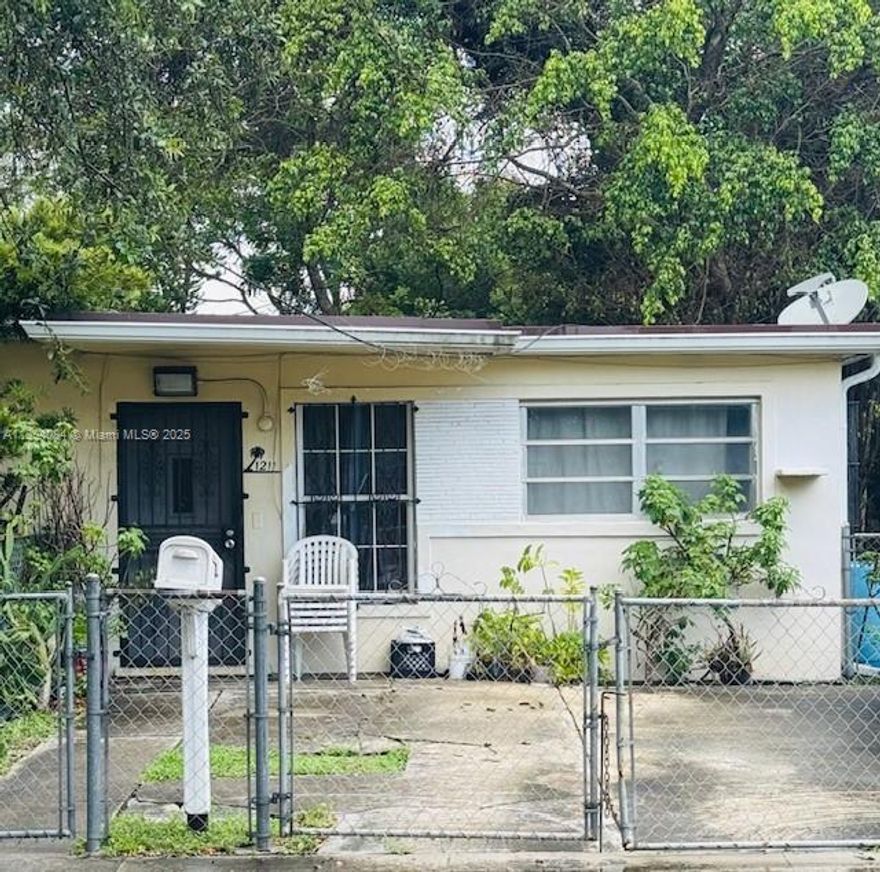1 bedroom / 1 bathroom in the heart of North Miami.Has Private Backyard And Side Yard with PRIVATE PARKING.
Unit is ready To Quick Move IN. Call to see today. 
FIRST AND SECURITY ONLY TO MOVE IN