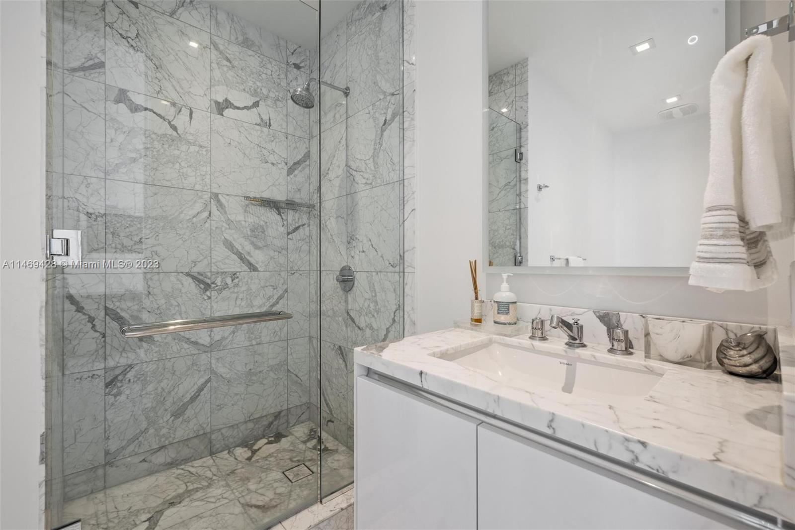 JADE SIGNATURE CONDO - Residential