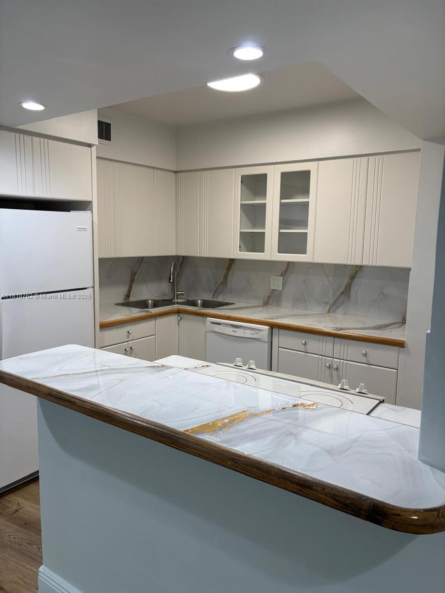 KING COLE CONDO - Residential Lease