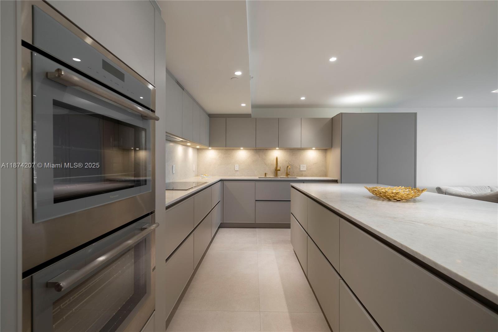 KENILWORTH CONDO - Residential