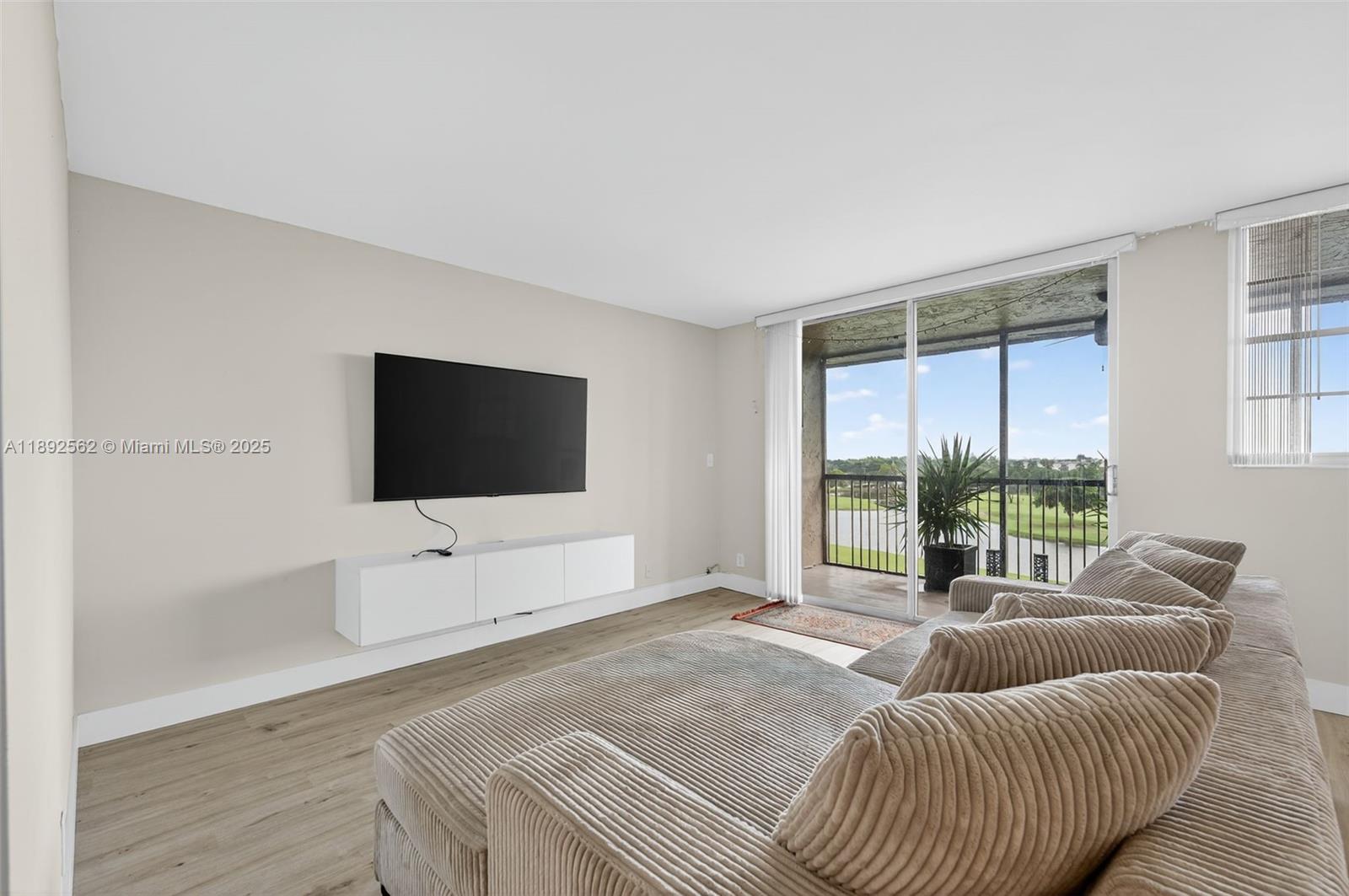 ROLLING HILLS GOLF AND TE - Residential