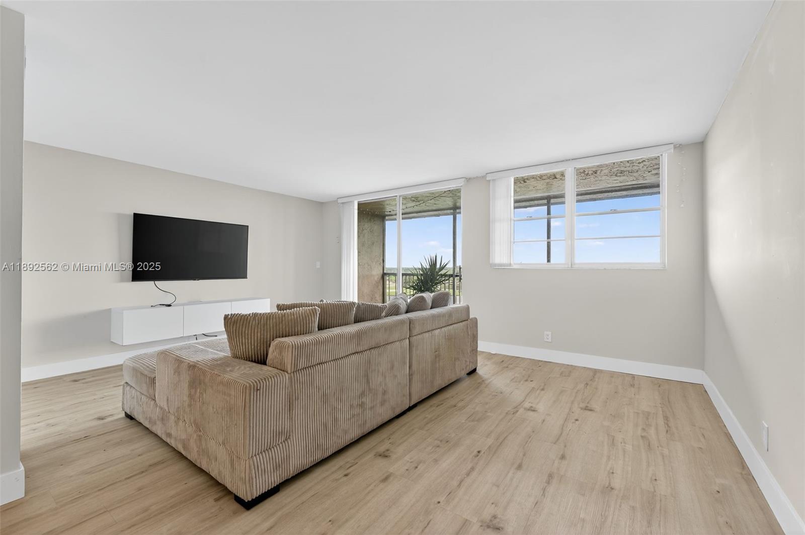 ROLLING HILLS GOLF AND TE - Residential