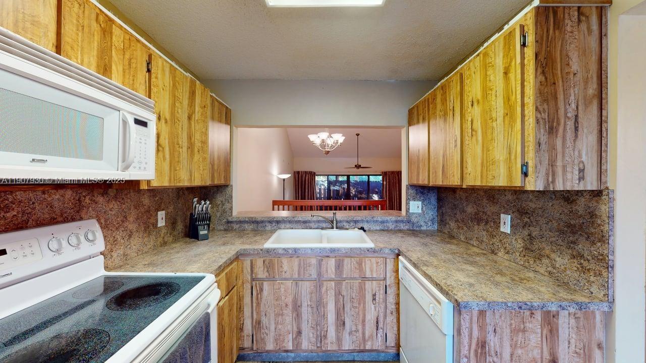 PINE ISLAND LAKES TOWNHOME - Residential