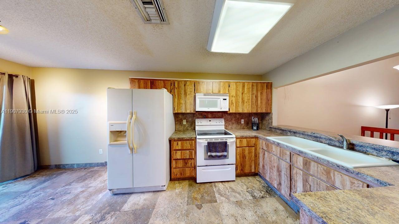 PINE ISLAND LAKES TOWNHOME - Residential