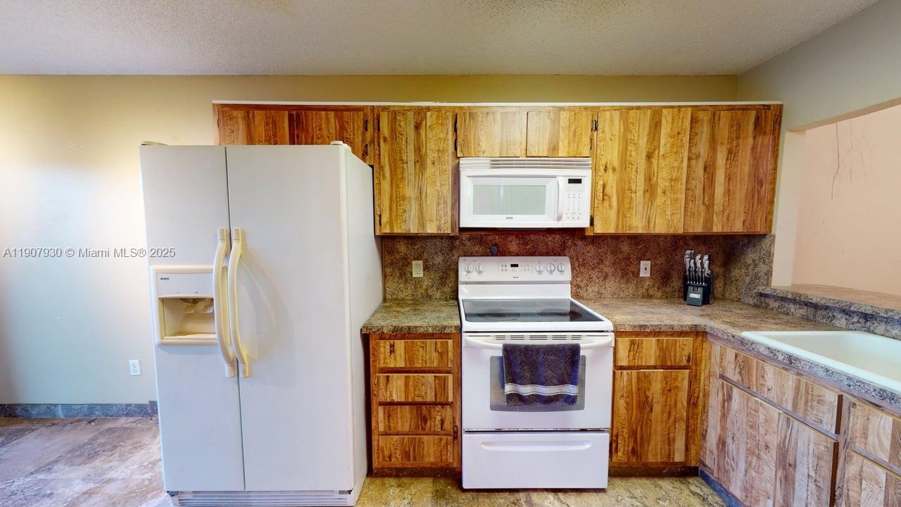 PINE ISLAND LAKES TOWNHOME - Residential