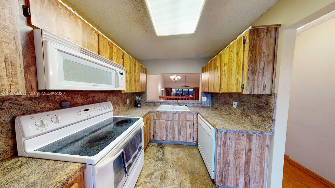 PINE ISLAND LAKES TOWNHOME - Residential