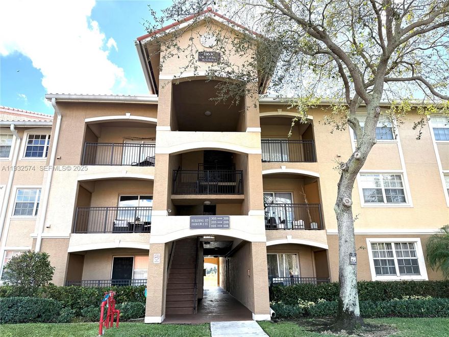 EXCELLENT GROUND FLOOR APARTMENT 1 BED + 1BATH IN THE HEART OF PEMBROKE PINES @ THE MARQUESA CONDOMINIUM...  LOCATION! LOCATION! LOCATION!  DONT MISS THIS APARTMENT WITH LOW MAINTENANCE AND RESERVES... VACANT AND EASY TO SHOW ... NO AGE RESTRICTIONS,  NO RENTAL RESTRICTION ... MANAGEMENT ON SITE.... BUYER TO SIGN FIRPTA AFFIDAVIT OF OWNER OCCUPANT... AC 2022