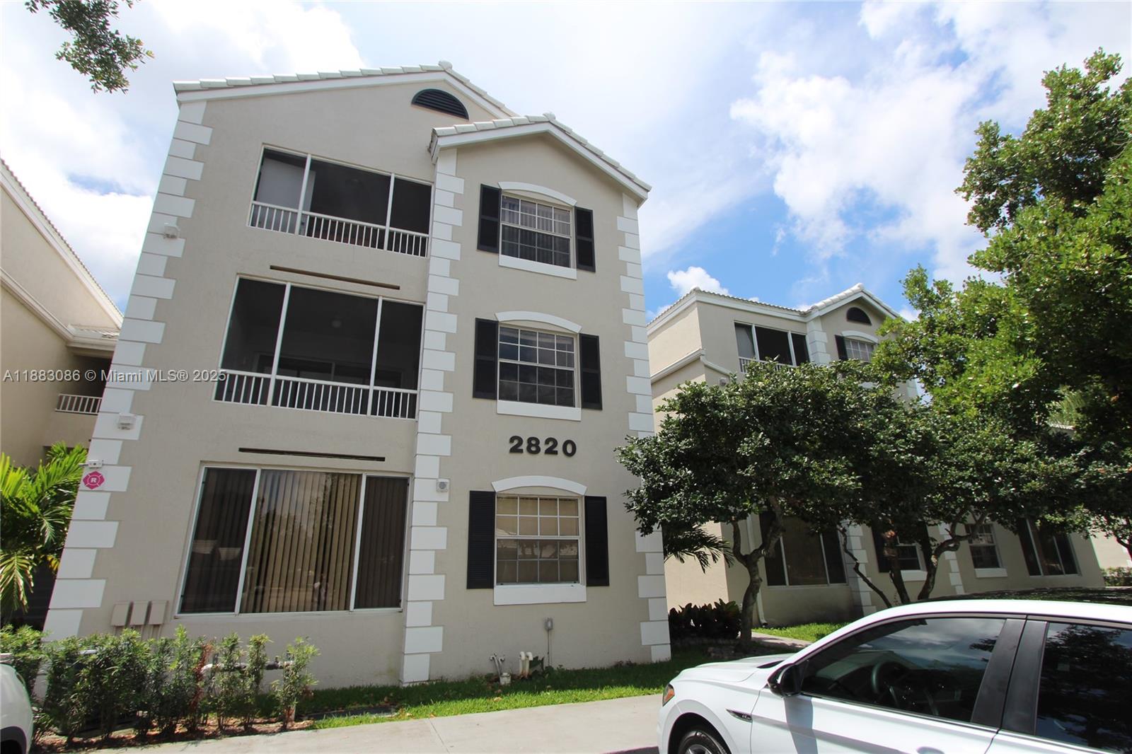 Nice 1/1 unit at Lakeview Club. First floor entry, ceramic and laminate floors, washer & dryer inside, up to 2 parking spots. Enjoy the community plenty of amenities: pools, exercise room, lakes all around and a nice and warm green areas.