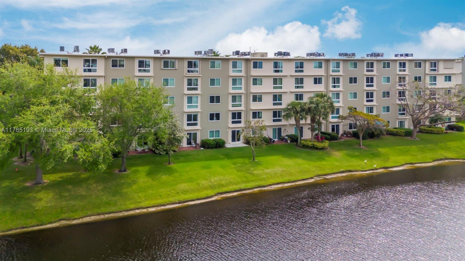 2106 S Cypress Bend Dr 203, Pompano Beach, Broward County, Florida - 2 Bedrooms  
2 Bathrooms - 