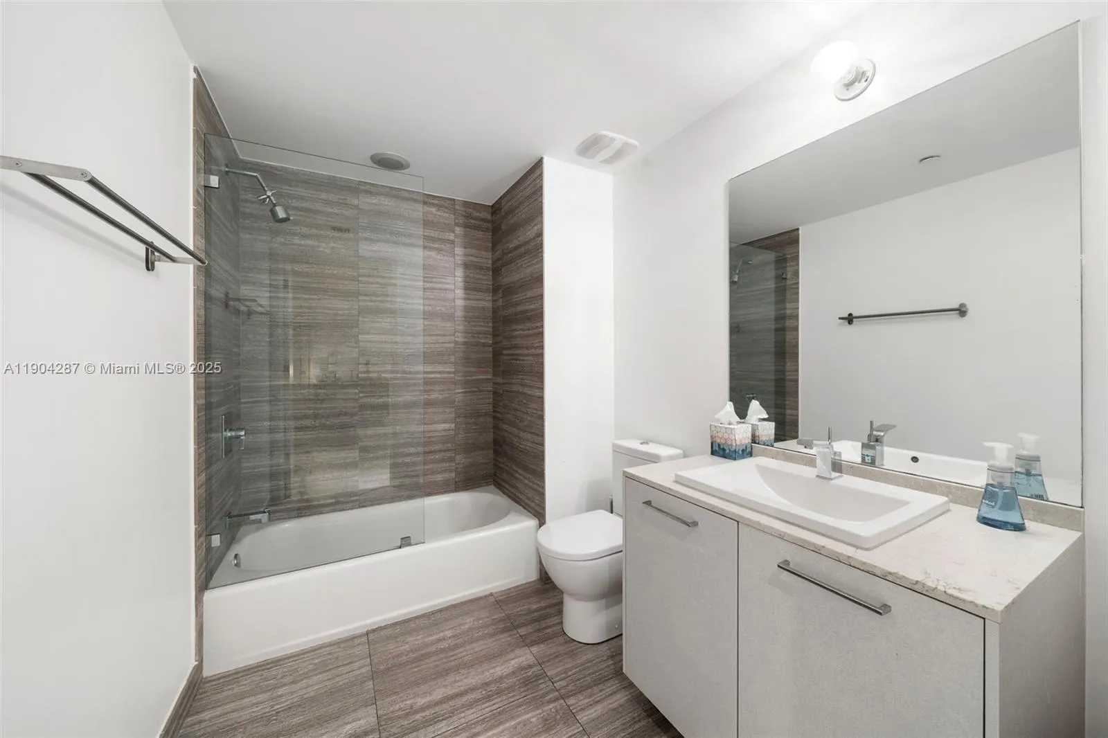 Miami, Florida 33131, United States, 1 Bedroom Bedrooms, ,2 BathroomsBathrooms,Residential,Active,235767