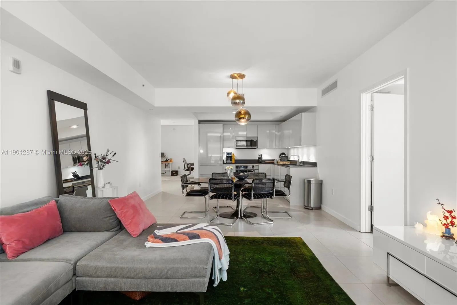 Miami, Florida 33131, United States, 1 Bedroom Bedrooms, ,2 BathroomsBathrooms,Residential,Active,235767