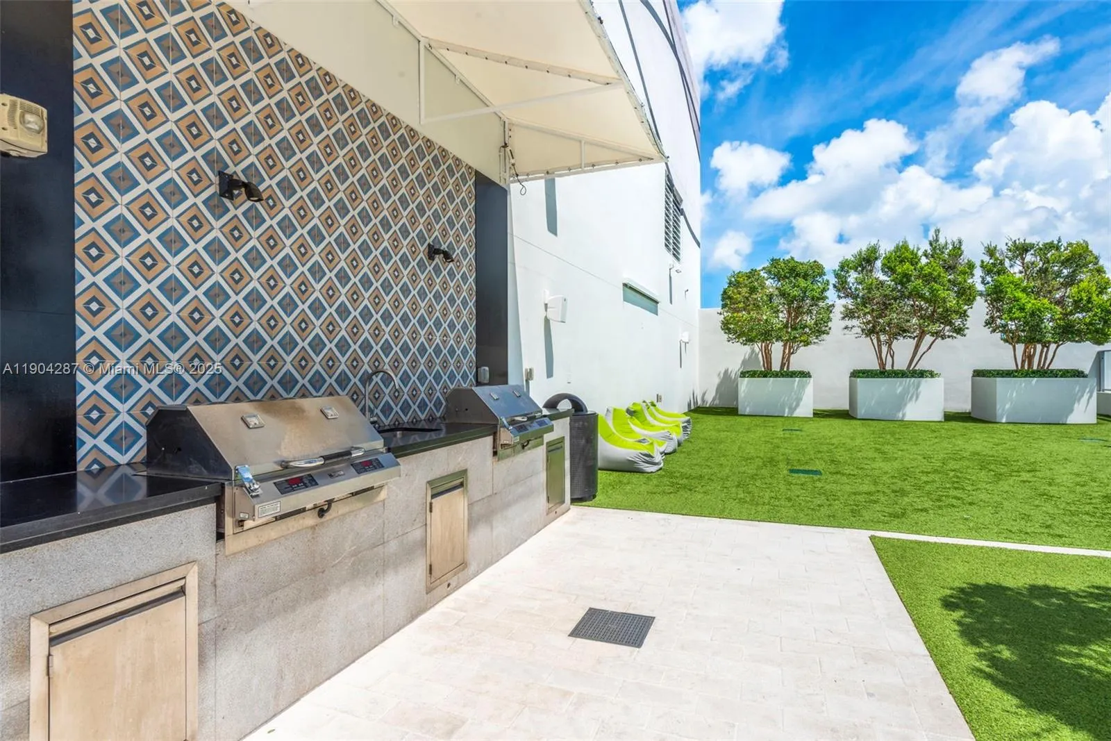 Miami, Florida 33131, United States, 1 Bedroom Bedrooms, ,2 BathroomsBathrooms,Residential,Active,235767