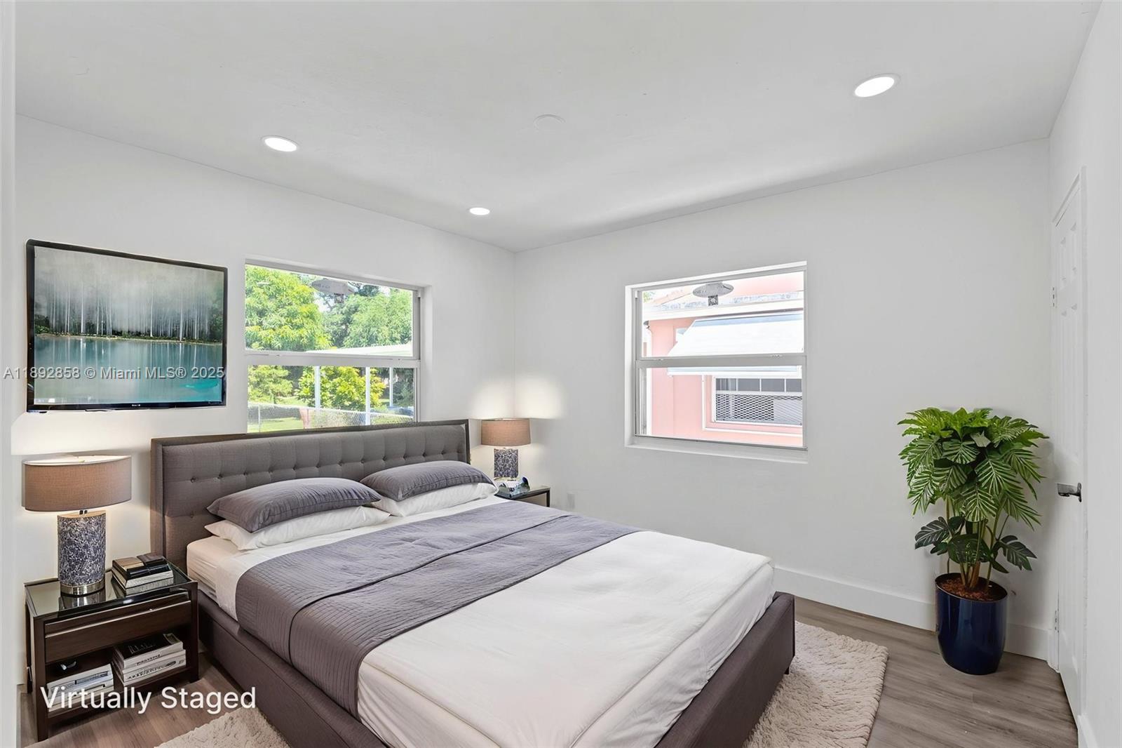 HOLLYWOOD LITTLE RANCHES - Residential Income