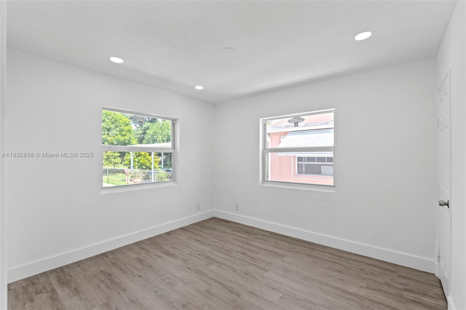 HOLLYWOOD LITTLE RANCHES - Residential Income