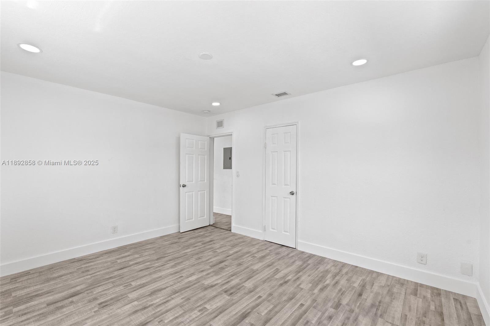 HOLLYWOOD LITTLE RANCHES - Residential Income