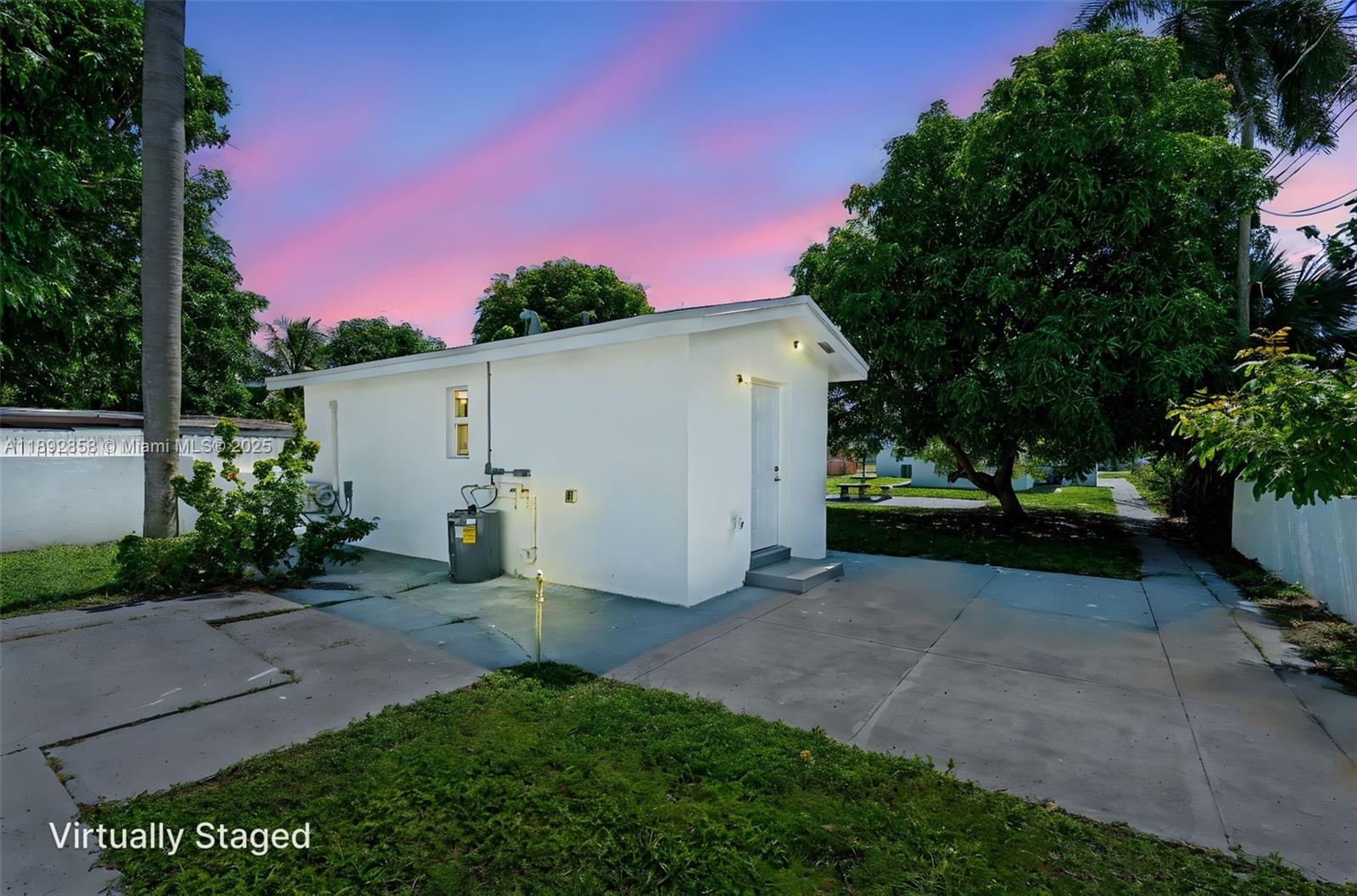 HOLLYWOOD LITTLE RANCHES - Residential Income