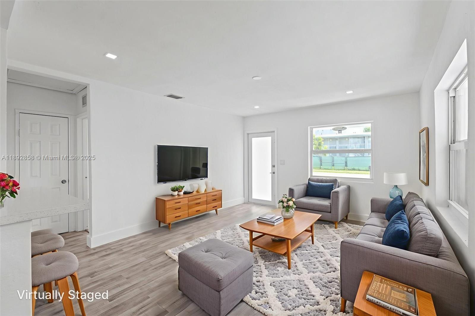 HOLLYWOOD LITTLE RANCHES - Residential Income