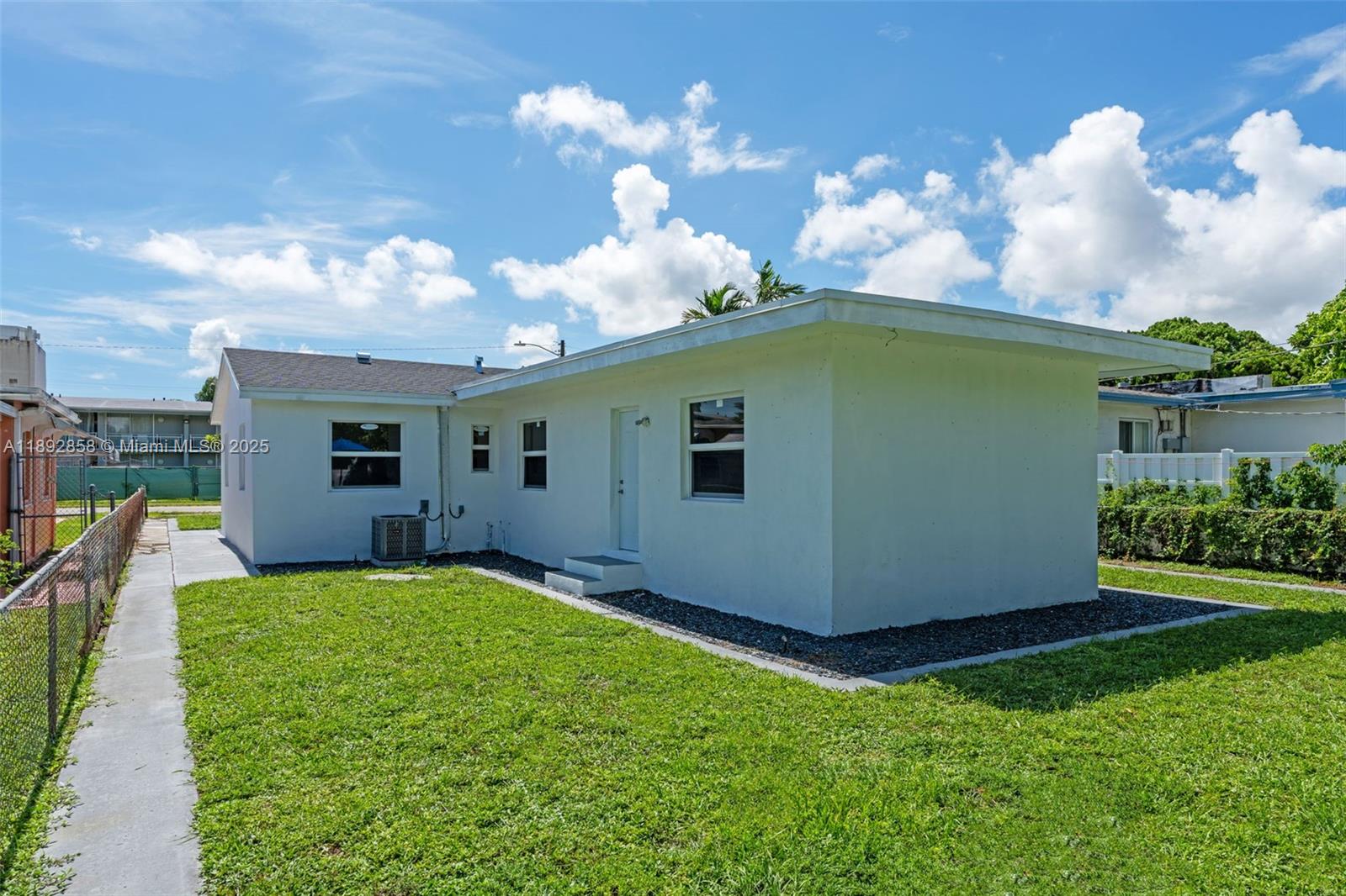 HOLLYWOOD LITTLE RANCHES - Residential Income