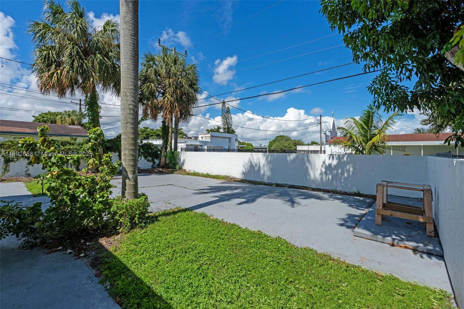 HOLLYWOOD LITTLE RANCHES - Residential Income