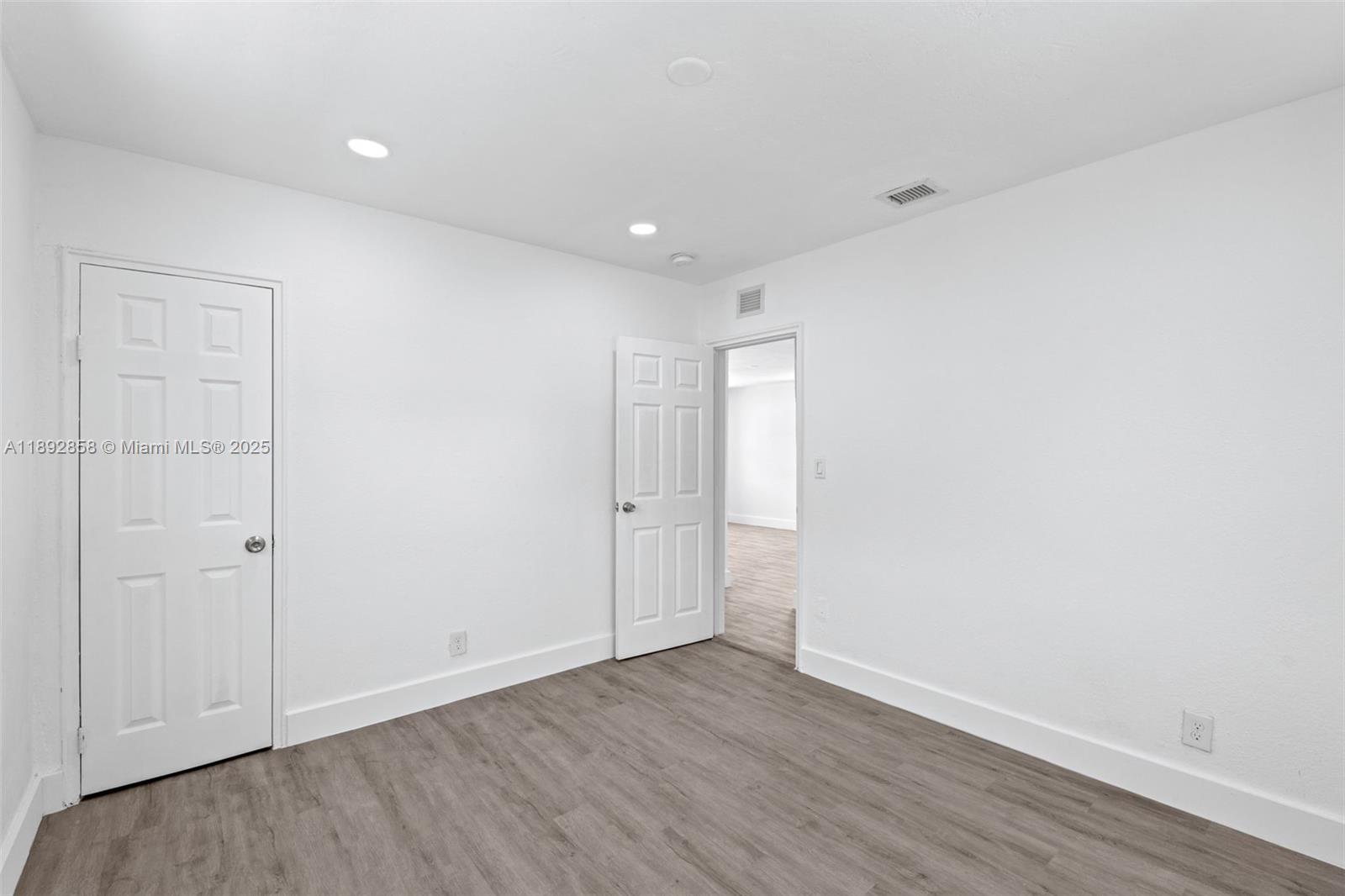 HOLLYWOOD LITTLE RANCHES - Residential Income