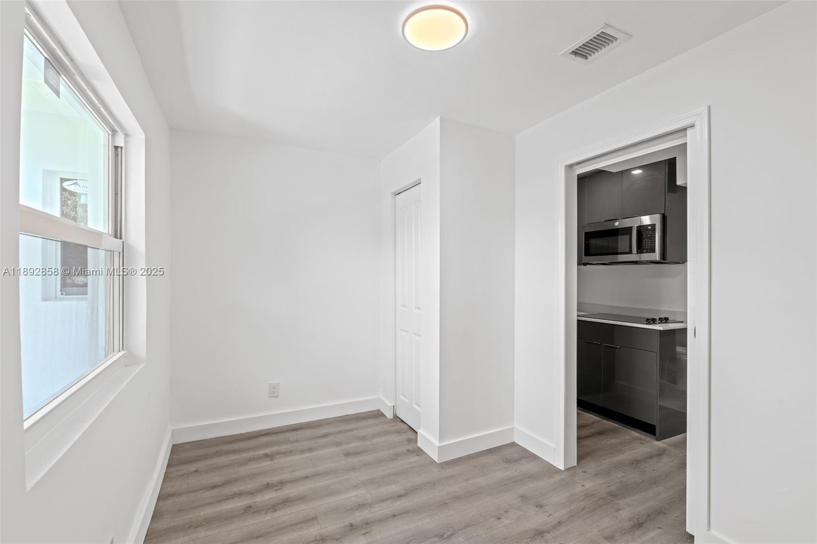 HOLLYWOOD LITTLE RANCHES - Residential Income