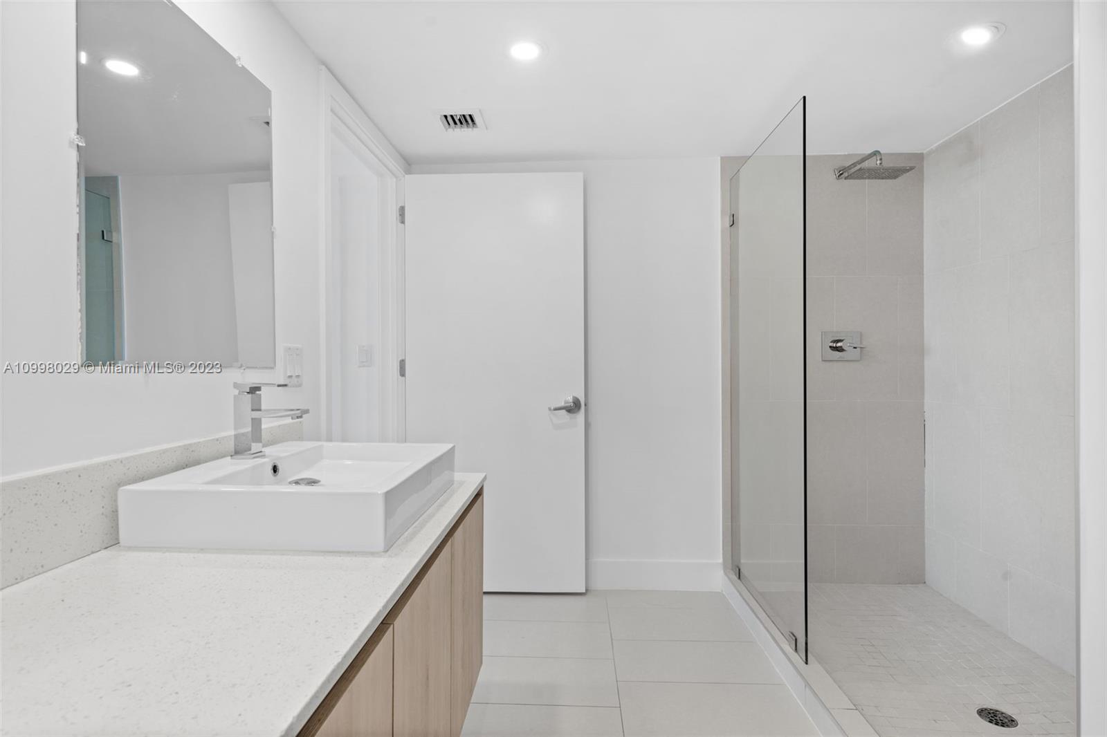 THE HIGHLANDS CONDO - Residential