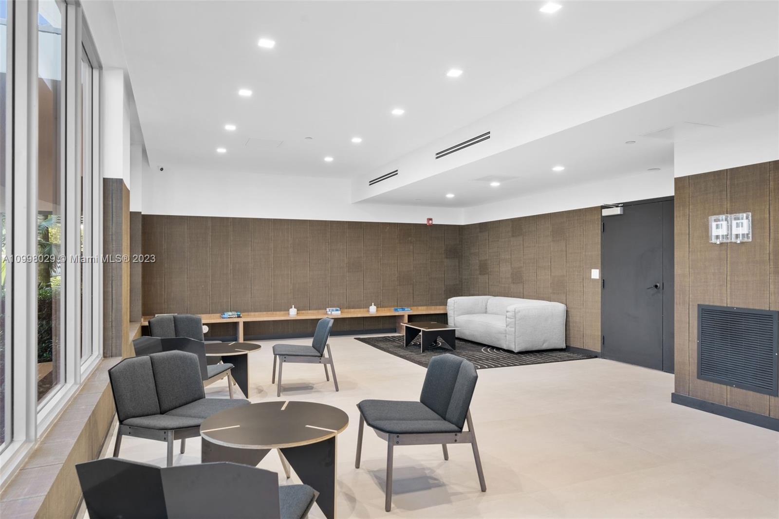 THE HIGHLANDS CONDO - Residential