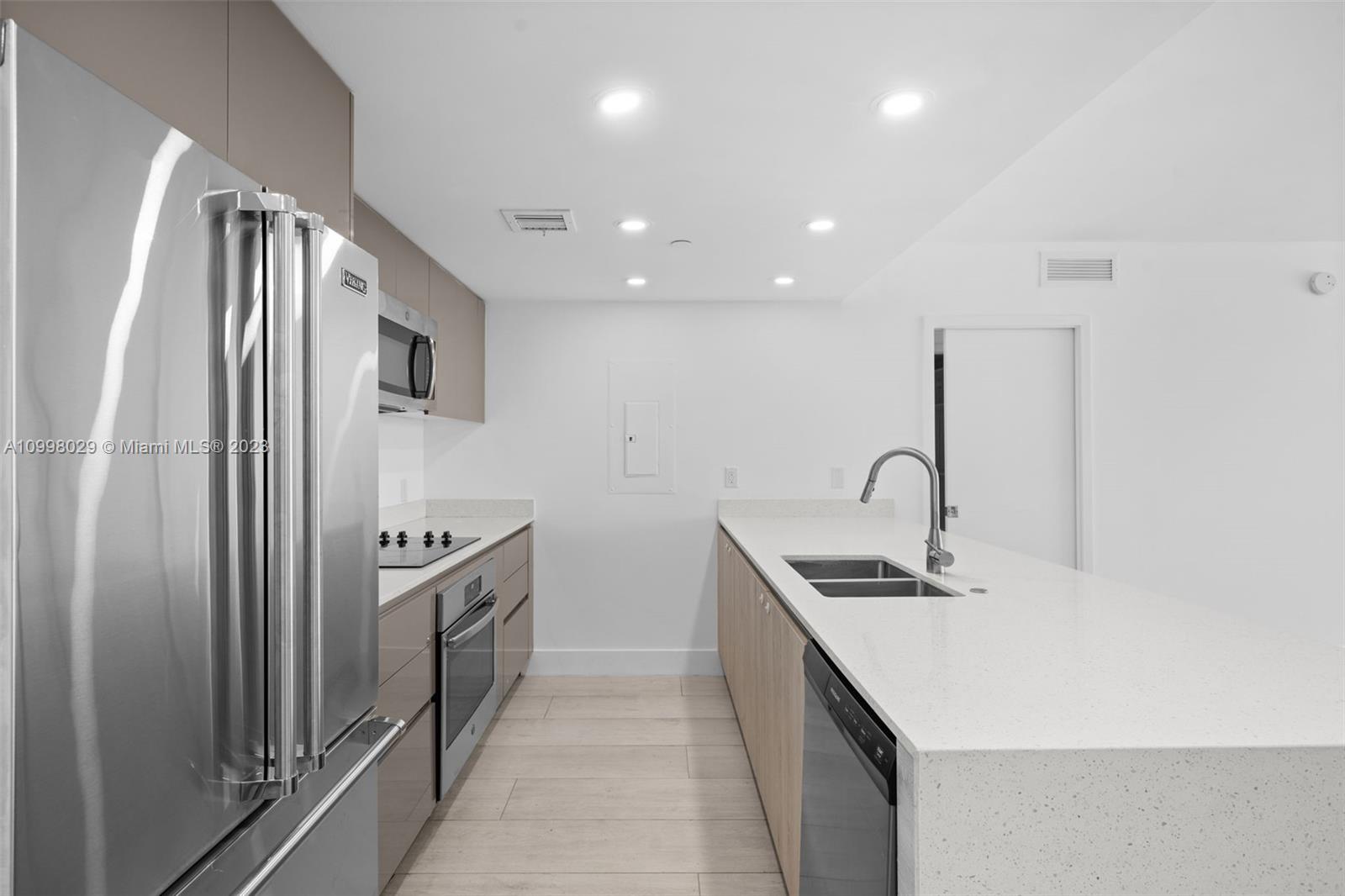 THE HIGHLANDS CONDO - Residential