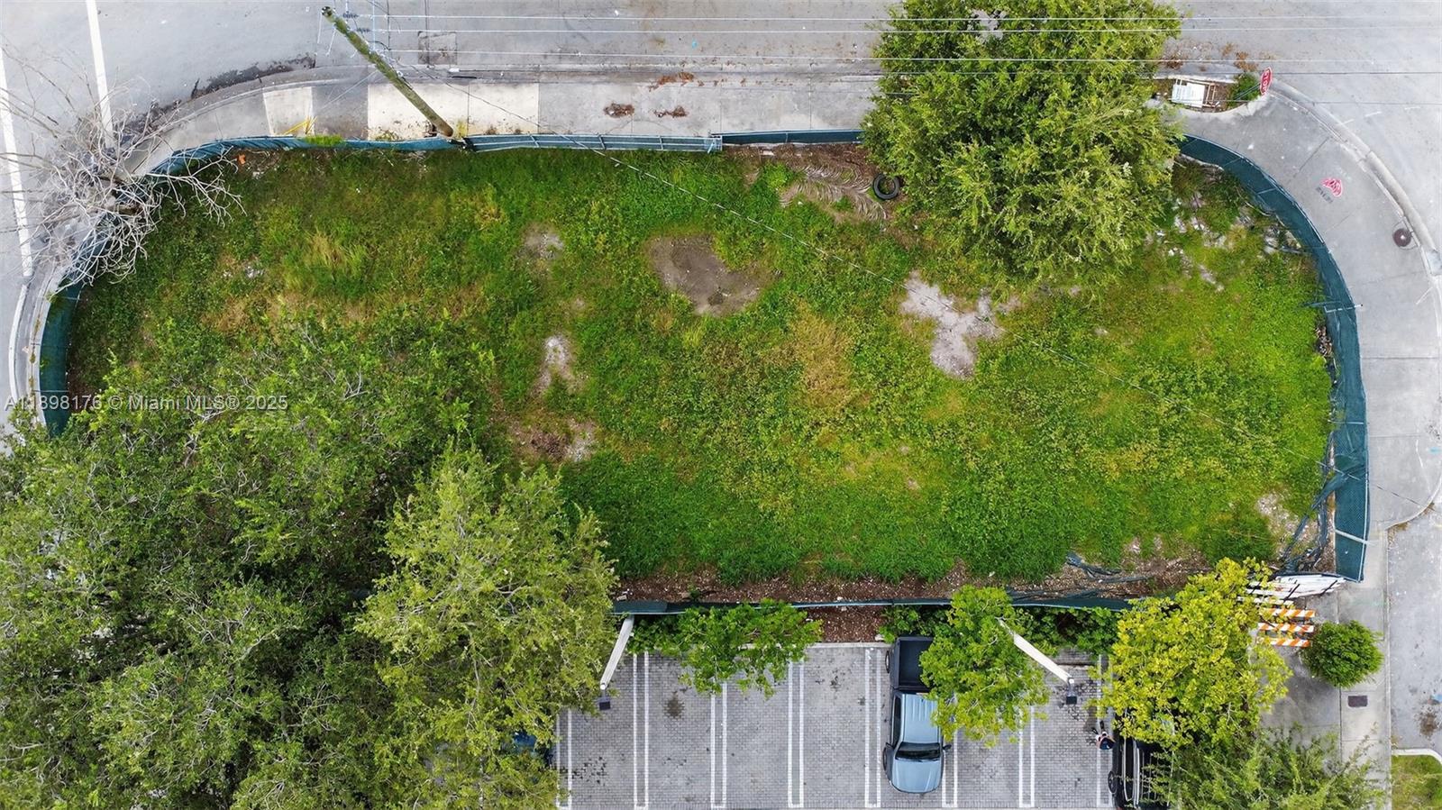 COMMERCIAL CENTER - Land