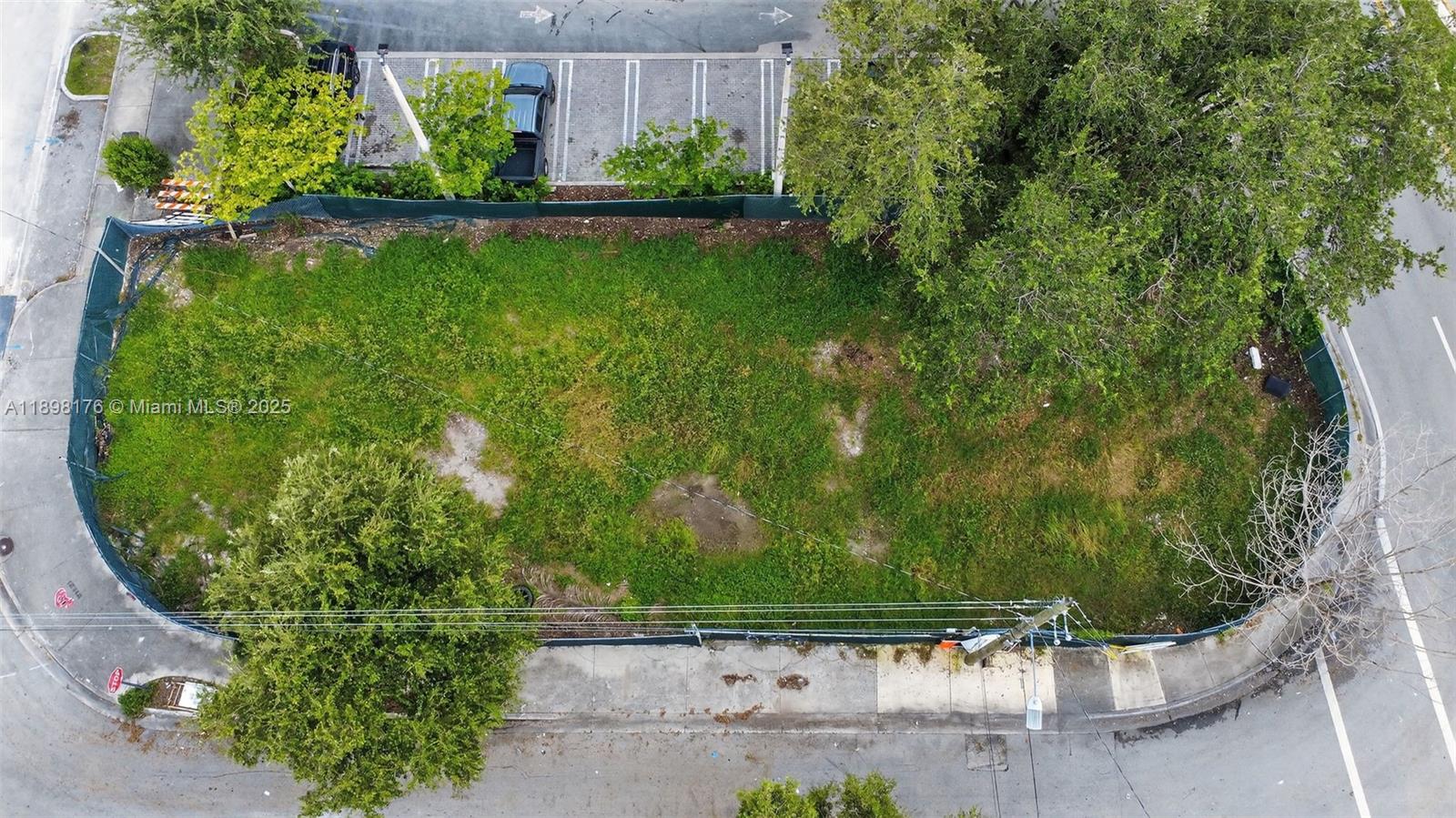 COMMERCIAL CENTER - Land