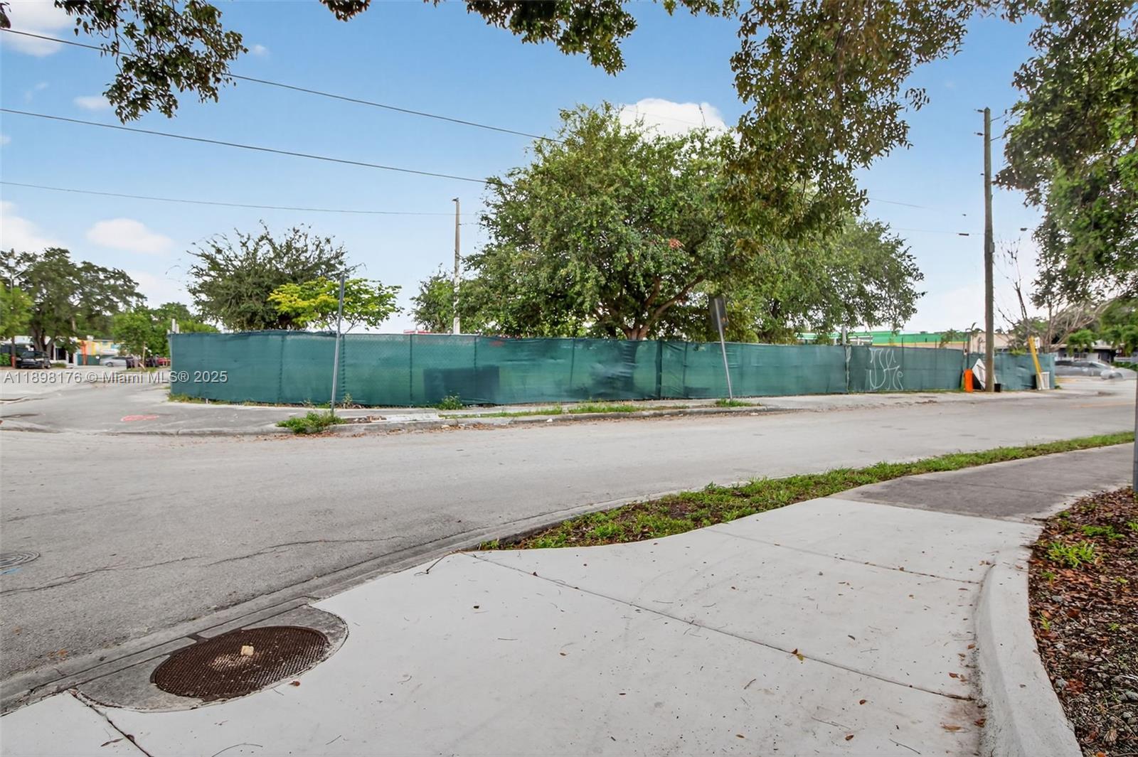 COMMERCIAL CENTER - Land