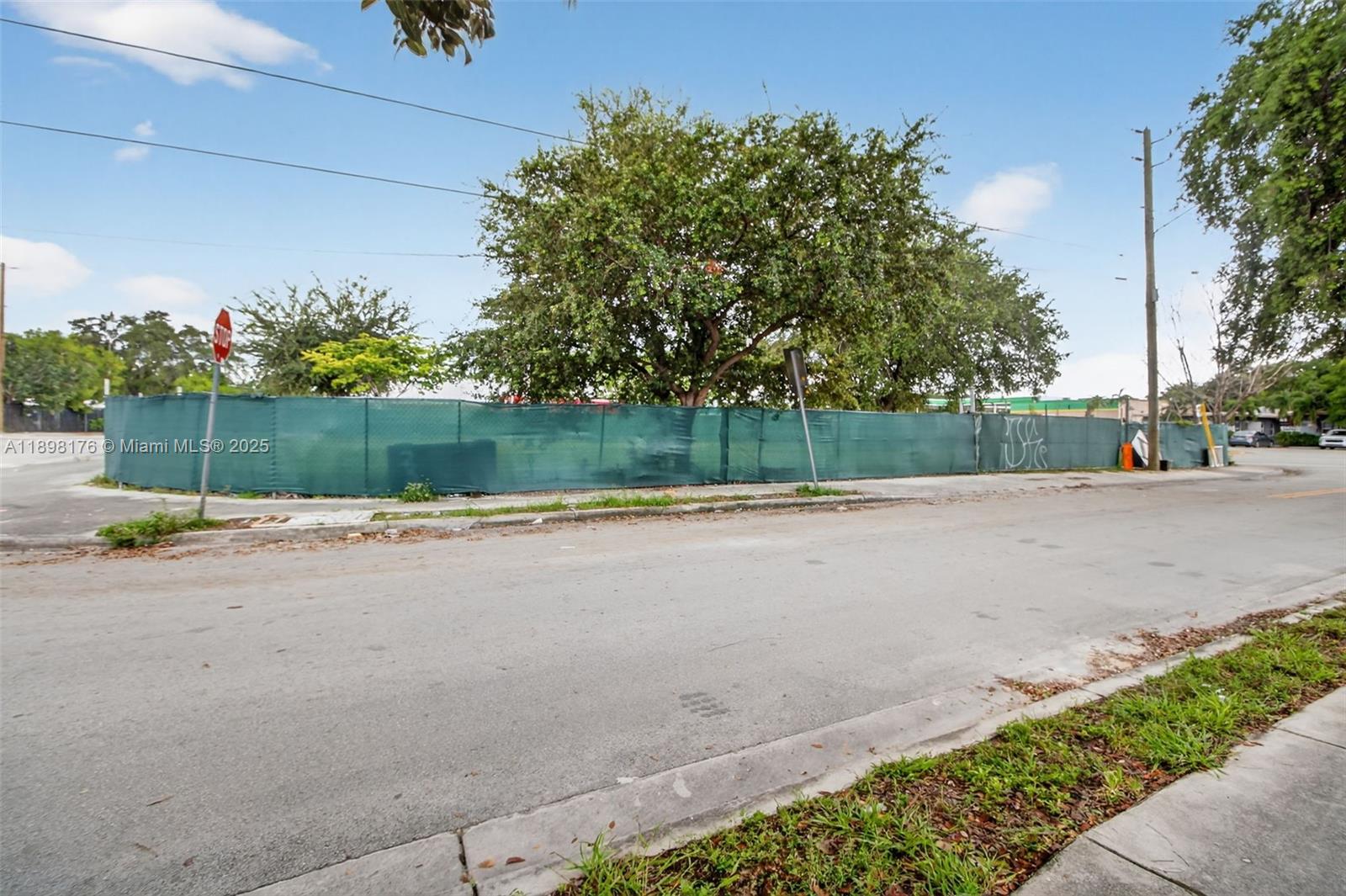 COMMERCIAL CENTER - Land